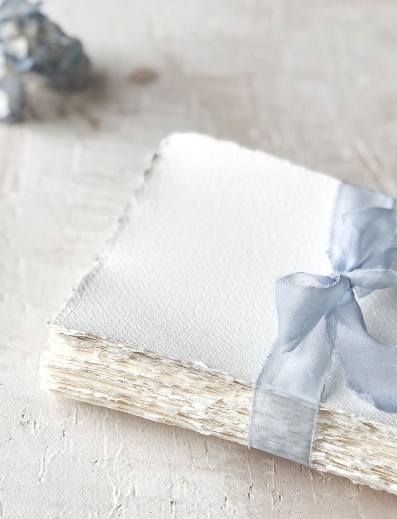 Invitación de boda con papel artesanal detalles Marmarina